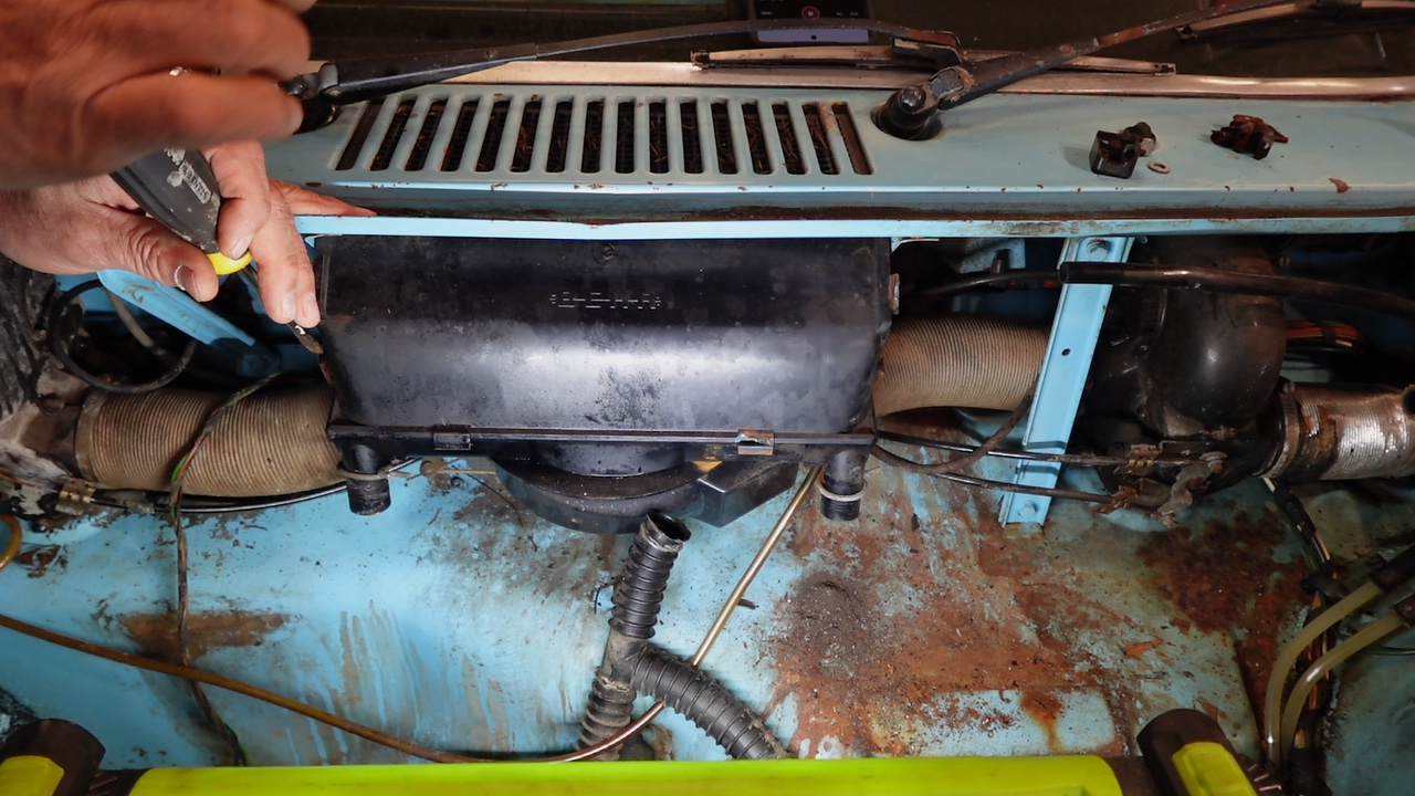 1973 Porsche Project 914 Remove Front Blower Box 11-10